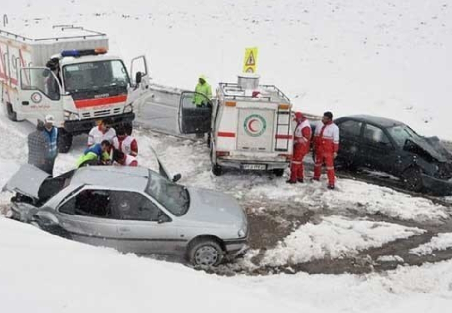 امدادرسانی به ۴۷ خودروی گرفتار در برف در فریمان