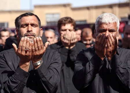 سوگواران ابا عبدالله الحسین(ع) در مشهد نماز ظهر عاشورا را اقامه کردند
