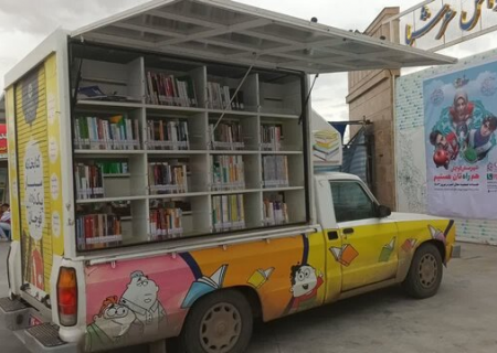 استقرار کتابخانه سیار در محل ایستگاه استقبال از زائران قوچان برای نخستین بار