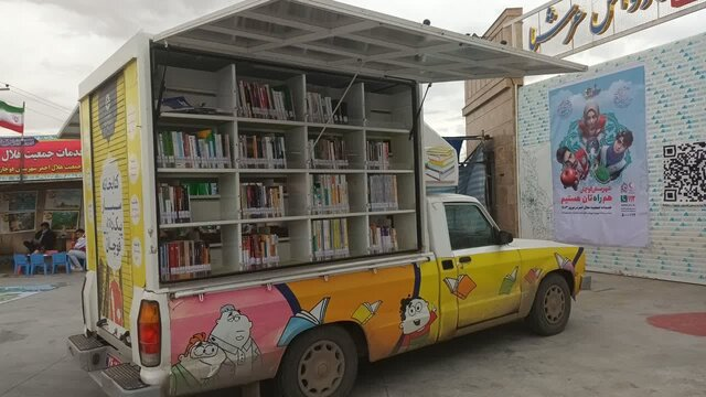 استقرار کتابخانه سیار در محل ایستگاه استقبال از زائران قوچان برای نخستین بار
