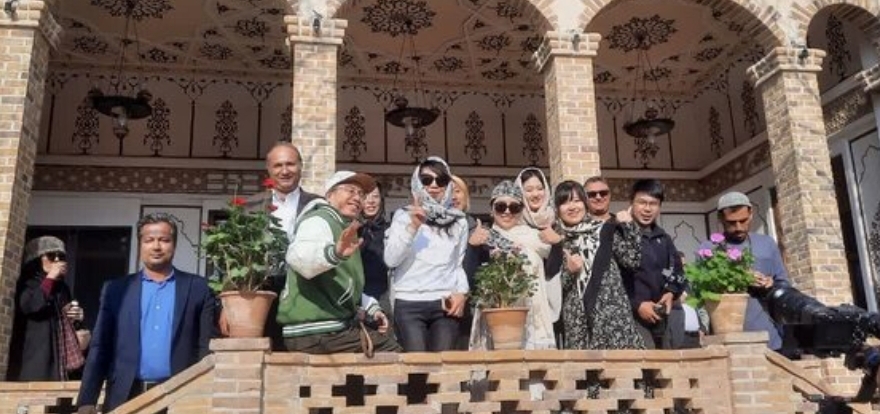 بازدید گروه ۱۱ نفره اینفلورئنسرهای چینی از برج تاریخی رادکان