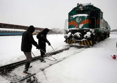 برف و کولاک همراه با طوفان شن در سرخس/ بارش برف سنگین سبب لغو قطار مسافربری و باری شد