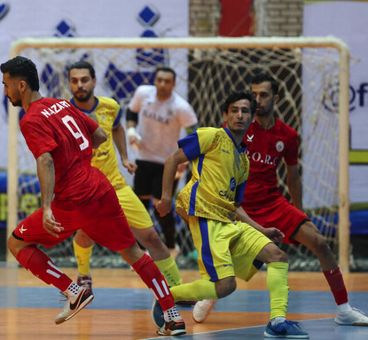 تلاش فرش‌آرا برای فرار از سقوط