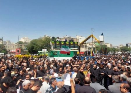 تشییع ۱۵ شهید حملات رژیم صهیونیستی بر روی دستان مردم مشهد