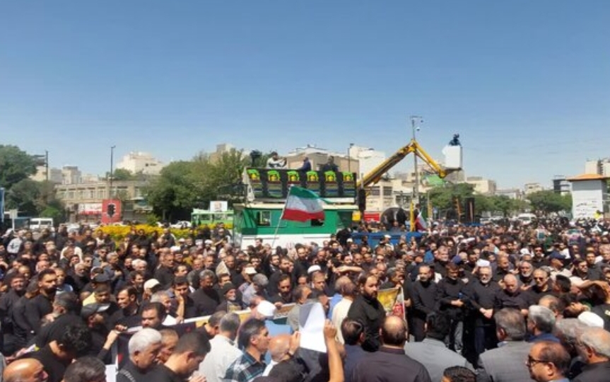 تشییع ۱۵ شهید حملات رژیم صهیونیستی بر روی دستان مردم مشهد