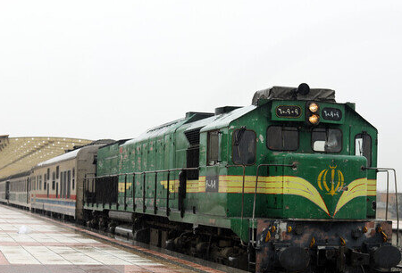 توقف یک واگن‌ قطار مسافربری تهران – مشهد در ورودی ایستگاه مشهد