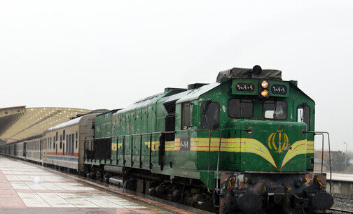 توقف یک واگن‌ قطار مسافربری تهران – مشهد در ورودی ایستگاه مشهد