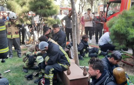 جانفشانی آتش‌نشان مشهدی در حادثه اطفای حریق کارگاه مبل‌سازی