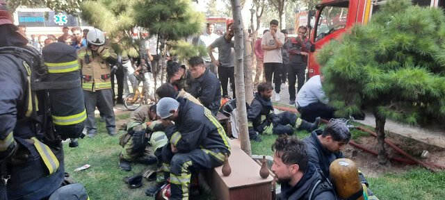 جانفشانی آتش‌نشان مشهدی در حادثه اطفای حریق کارگاه مبل‌سازی