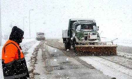برف وکولاک جاده‌های خراسان رضوی را فراگرفت