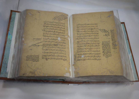 رونمایی نسخه خطی ۴۰۰ ساله نهج‌البلاغه اهدایی رهبر شهید انقلاب به کتابخانه آستان قدس رضوی